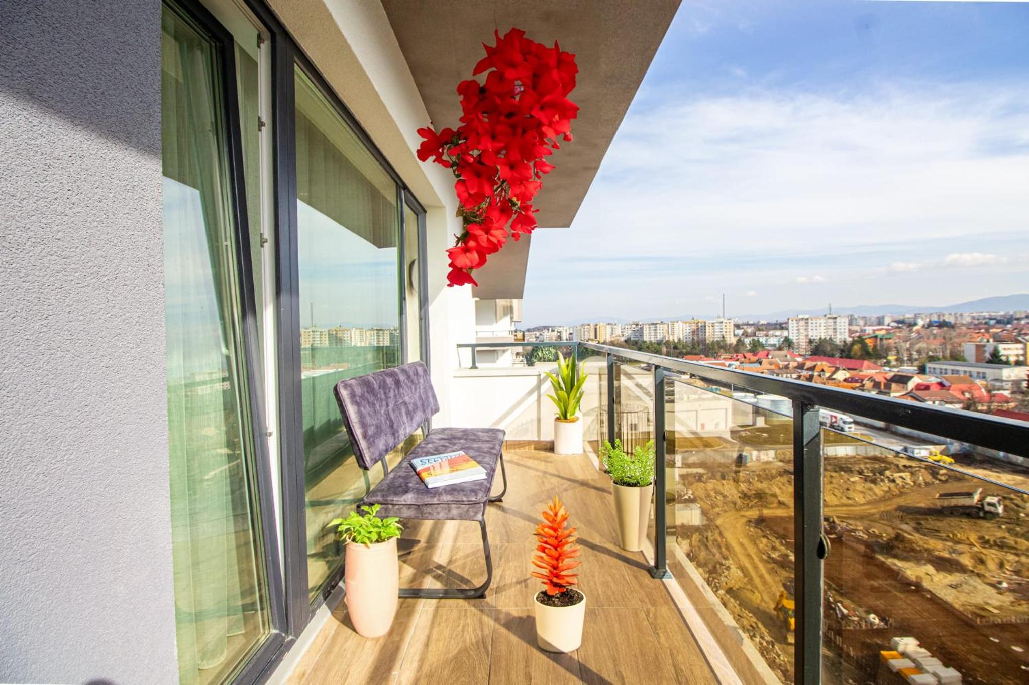 Spacious Holiday Apartment- Mountain View - Huge Balcony - Top Floor