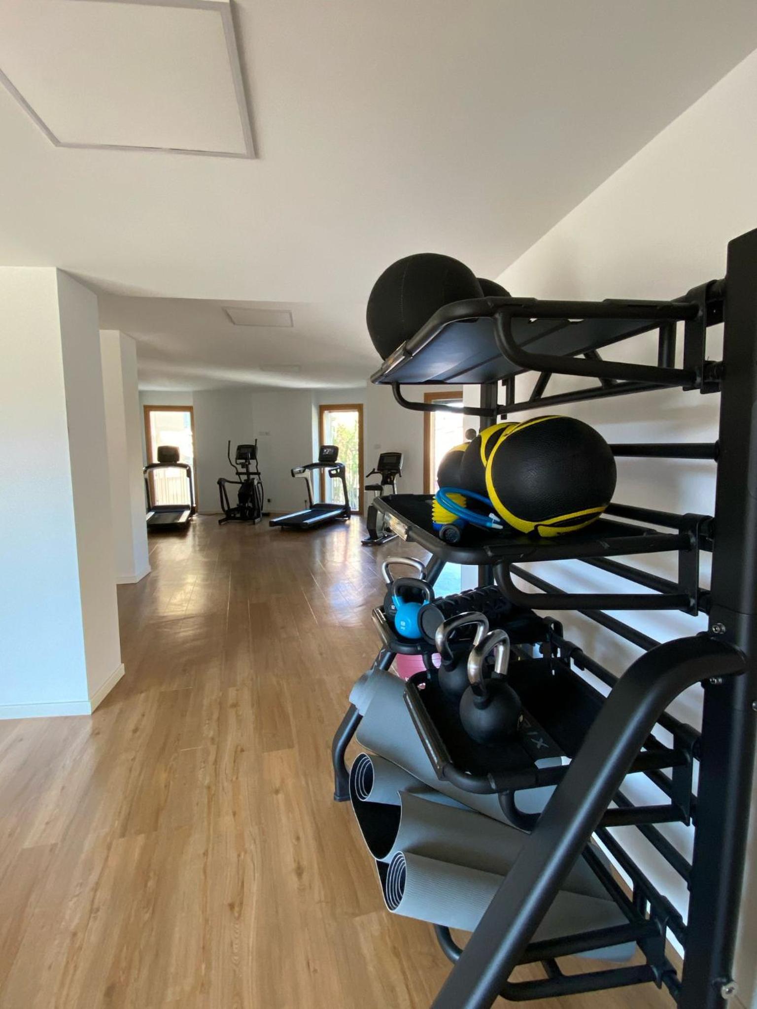 ComeCasa Milano Modern Retreat Gym & Style