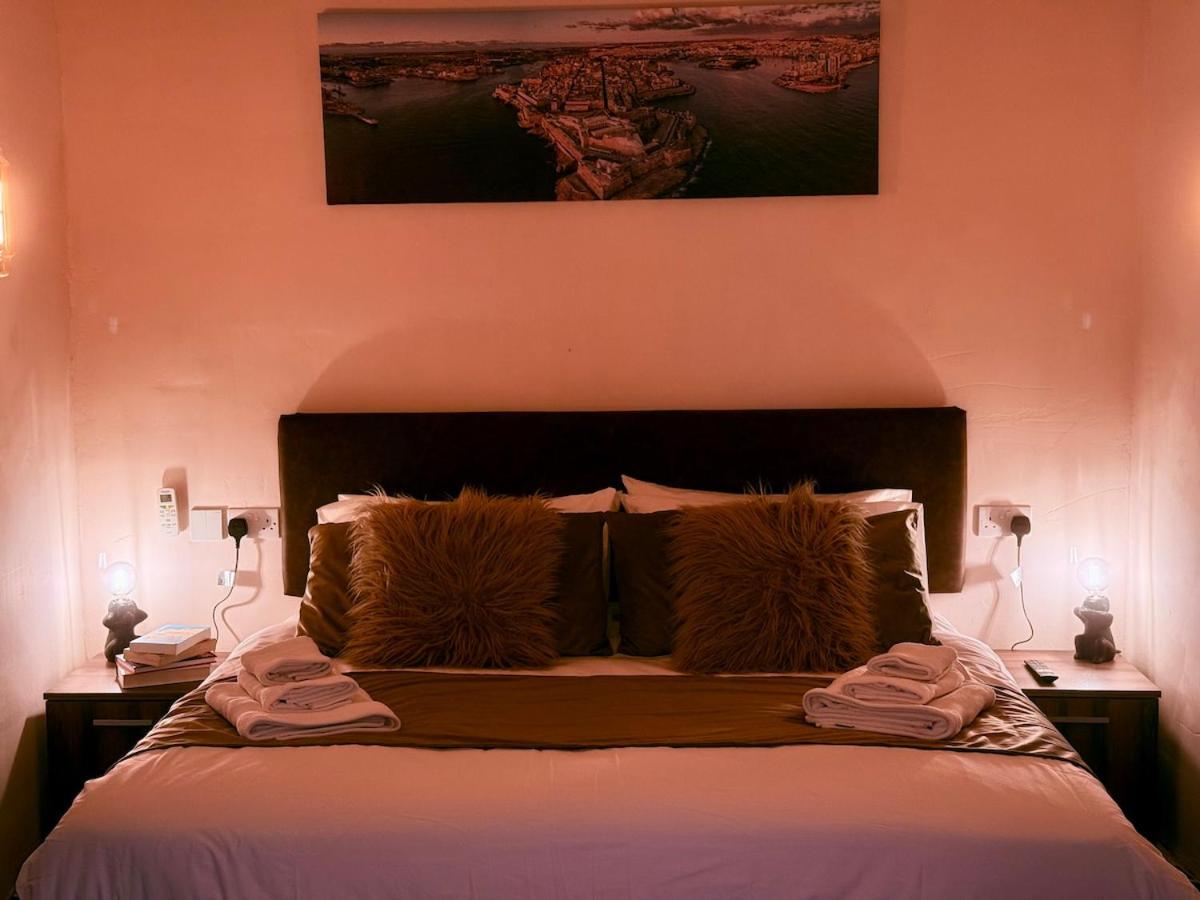 Birgu Square House By Holi