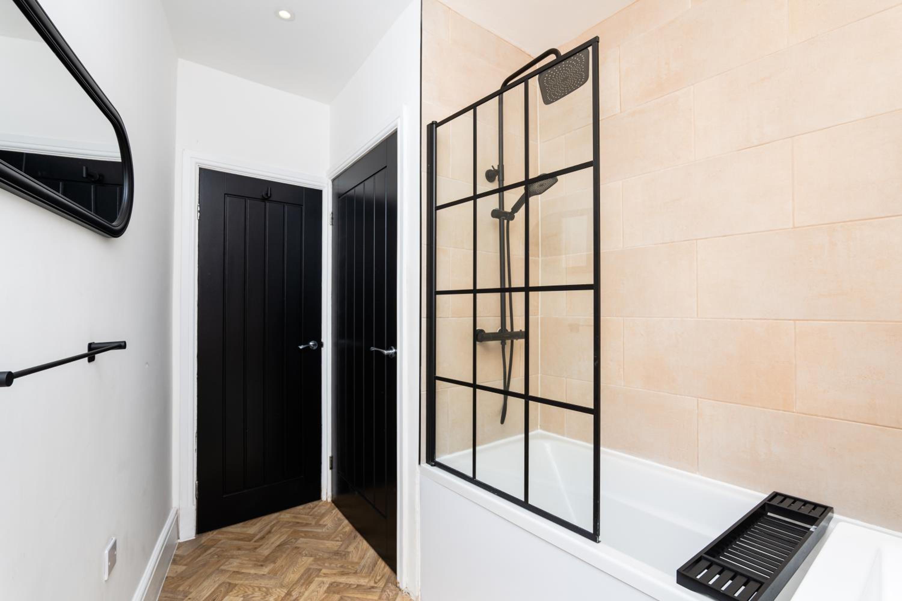 2 Bedroom Apartment-Free Parking