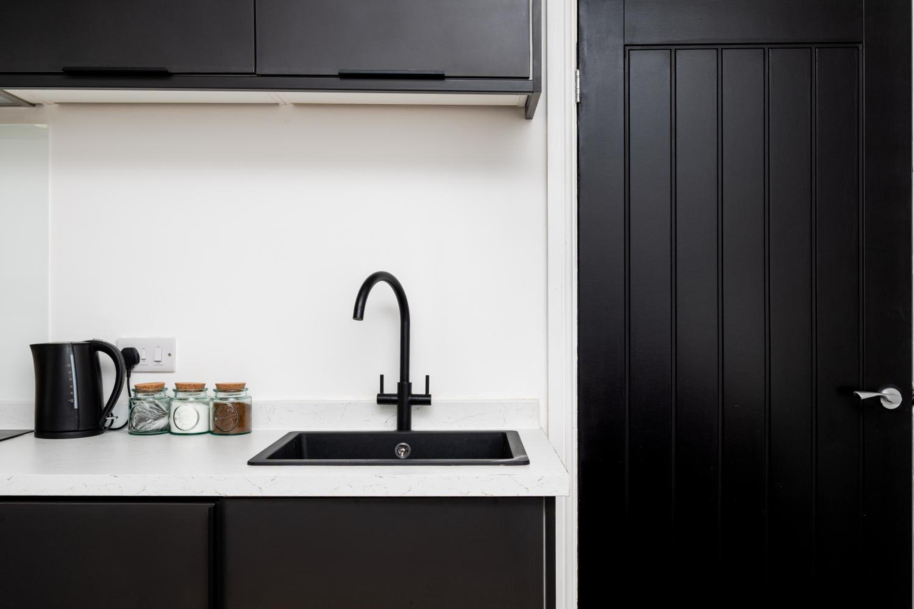 2 Bedroom Apartment-Free Parking