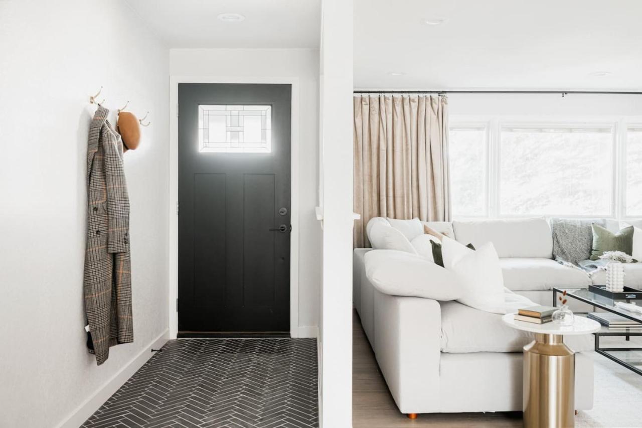 Luxe Home with Hot Tub Movie Room and Firepit Near Denver