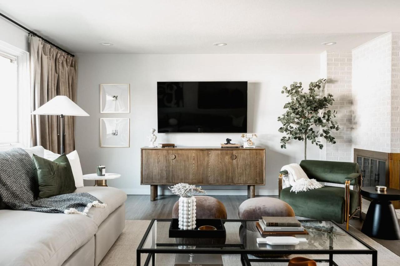 Luxe Home with Hot Tub Movie Room and Firepit Near Denver