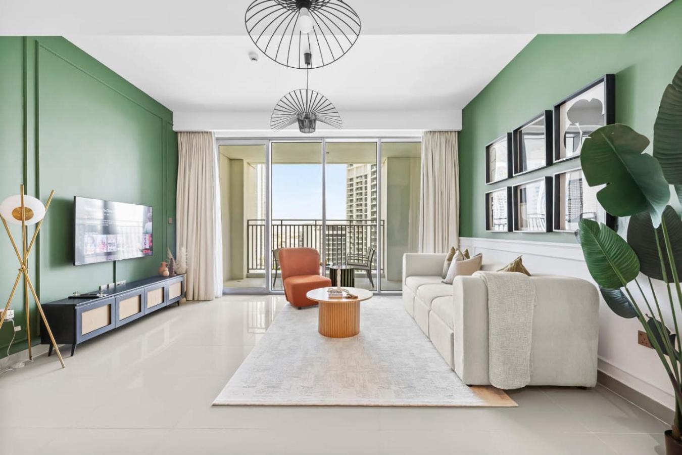 Large 1BR with Gym and Pool in Iconic Tower