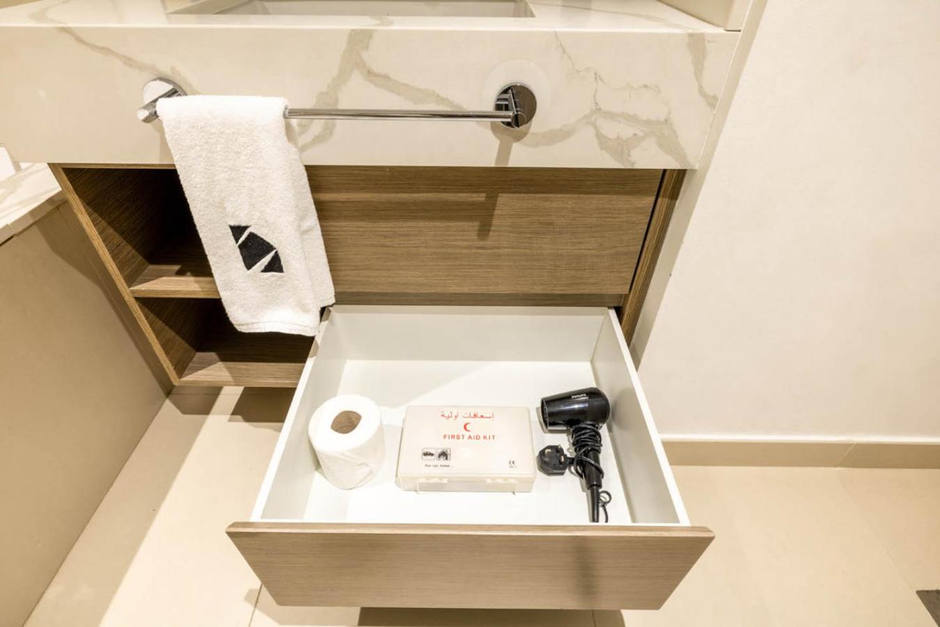Large 1BR with Gym and Pool in Iconic Tower