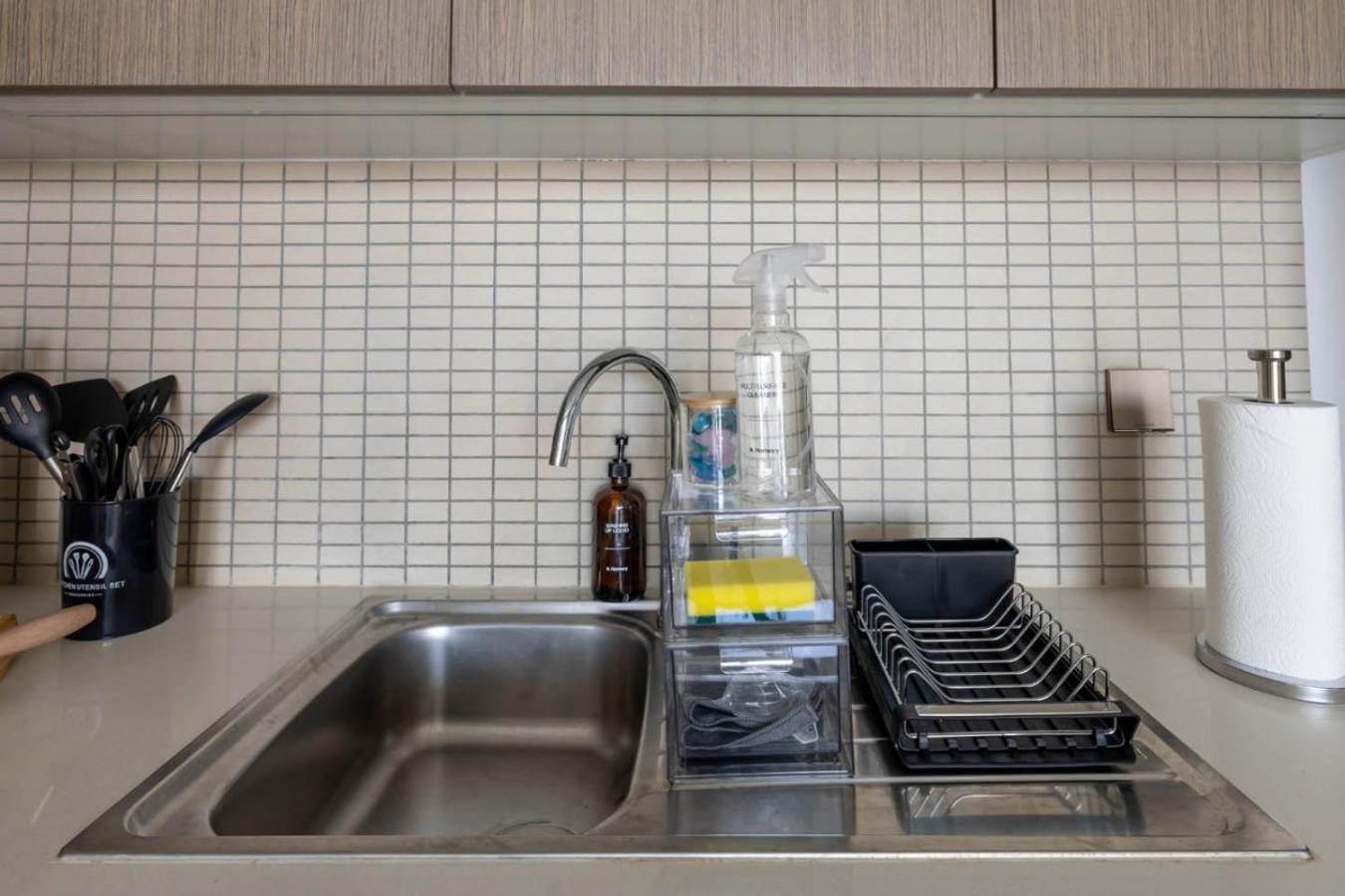 Large 1BR with Gym and Pool in Iconic Tower