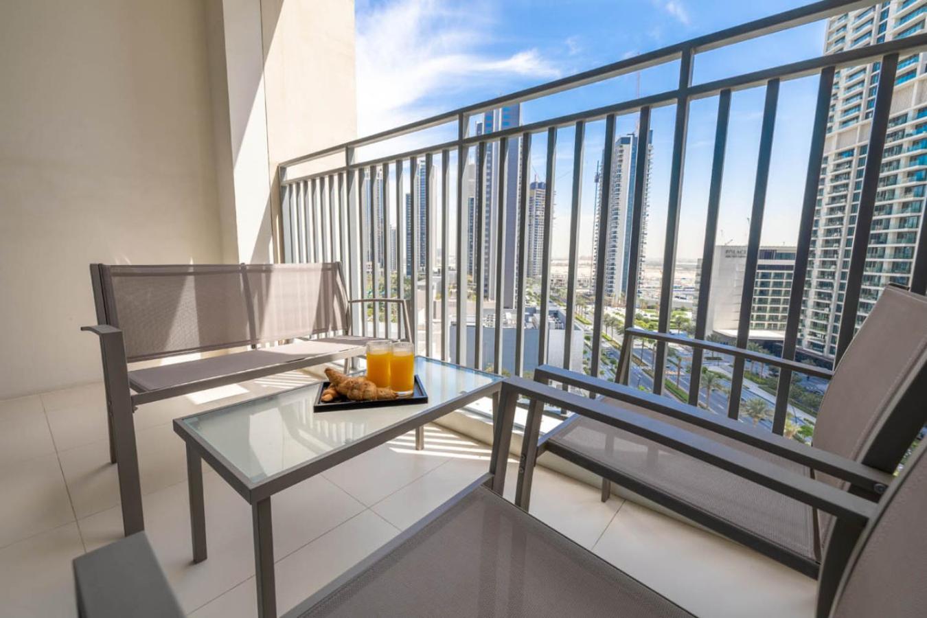 Large 1BR with Gym and Pool in Iconic Tower