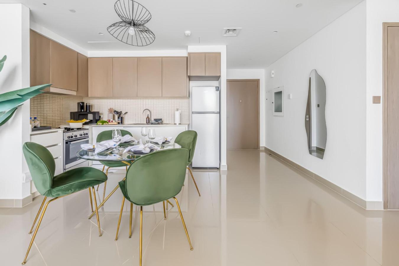 Large 1BR with Gym and Pool in Iconic Tower