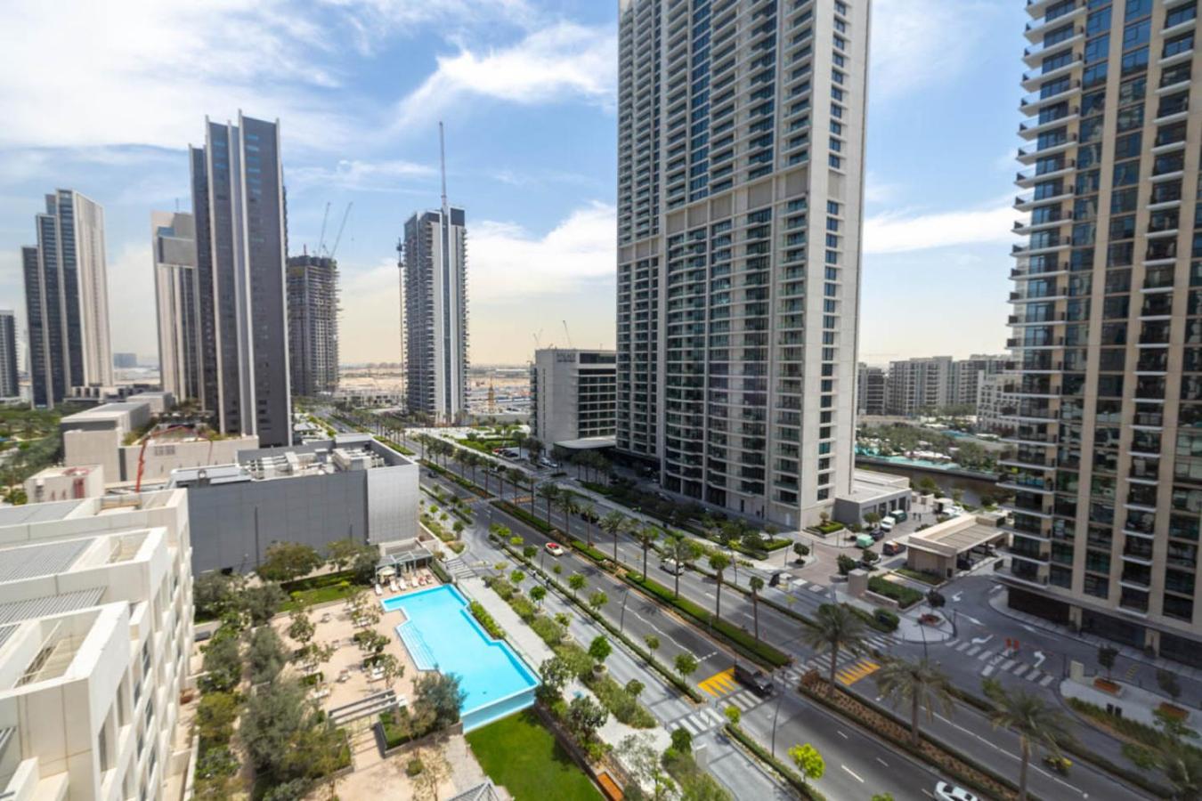 Large 1BR with Gym and Pool in Iconic Tower