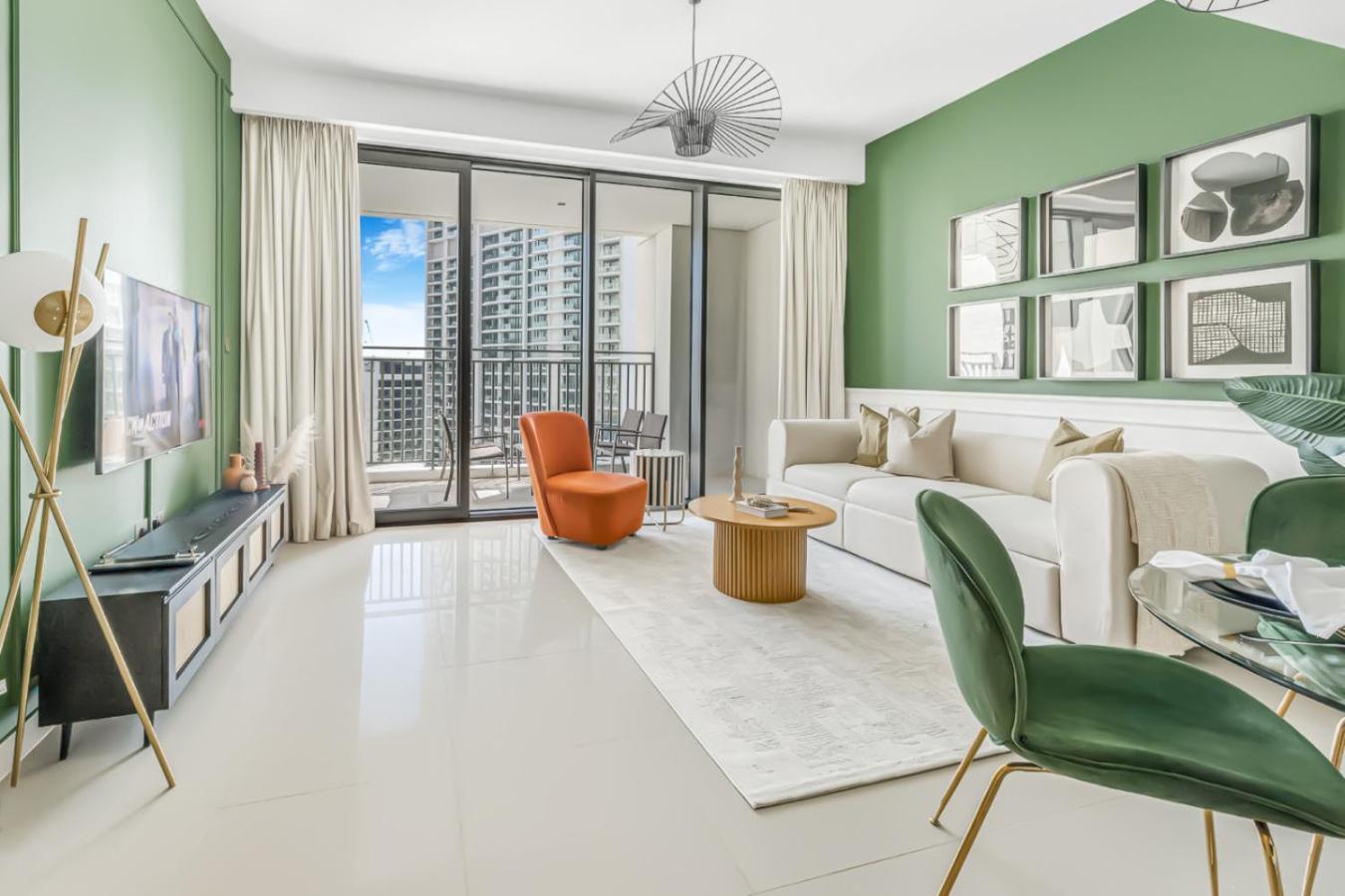 Large 1BR with Gym and Pool in Iconic Tower