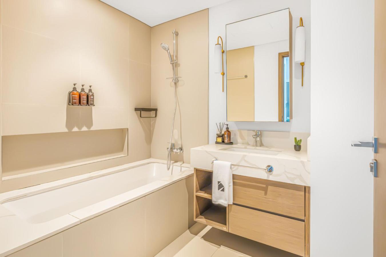 Large 1BR with Gym and Pool in Iconic Tower