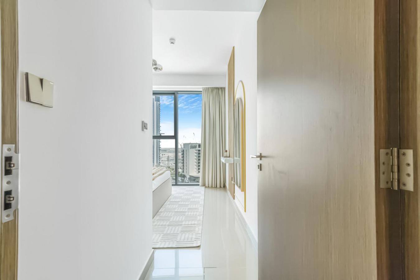 Large 1BR with Gym and Pool in Iconic Tower