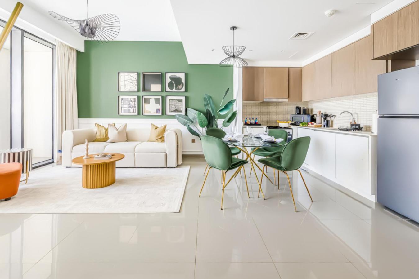 Large 1BR with Gym and Pool in Iconic Tower