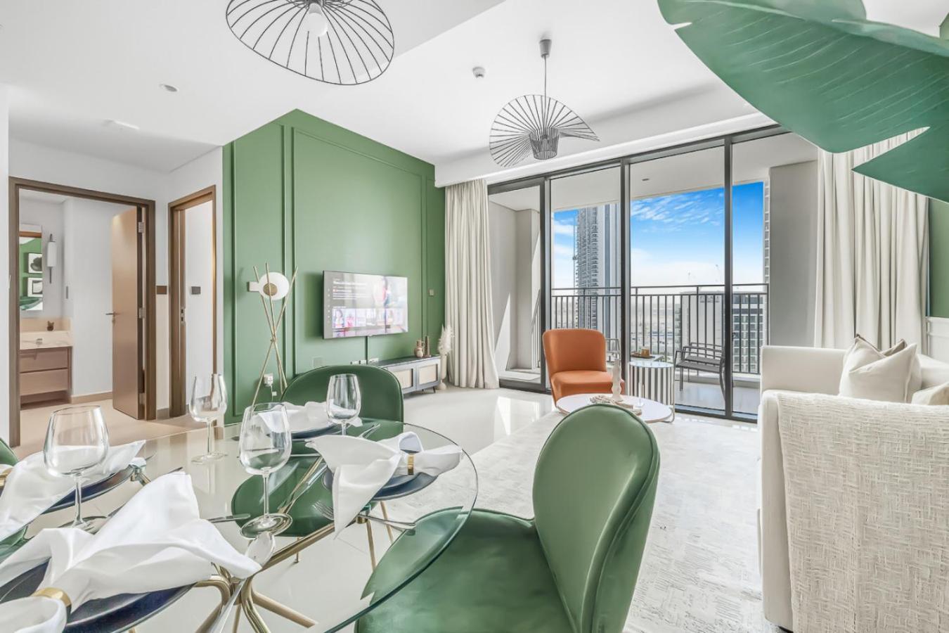 Large 1BR with Gym and Pool in Iconic Tower