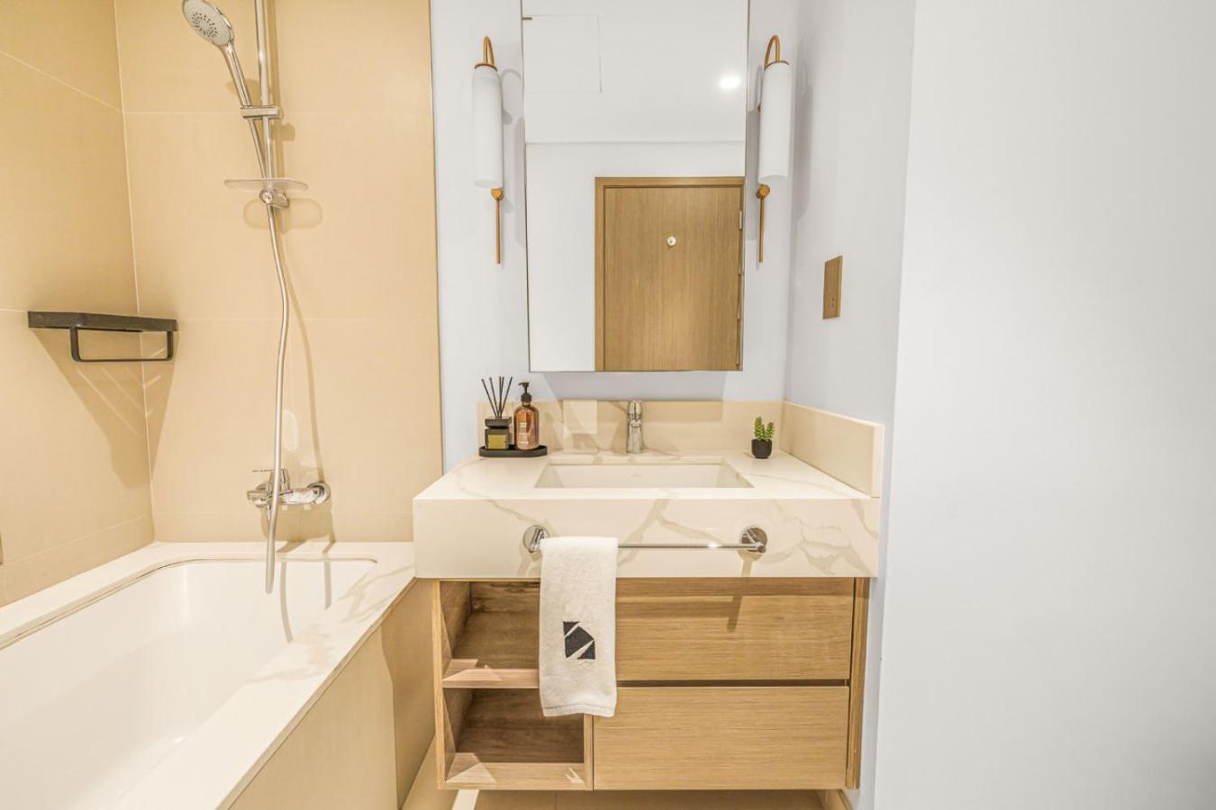 Large 1BR with Gym and Pool in Iconic Tower