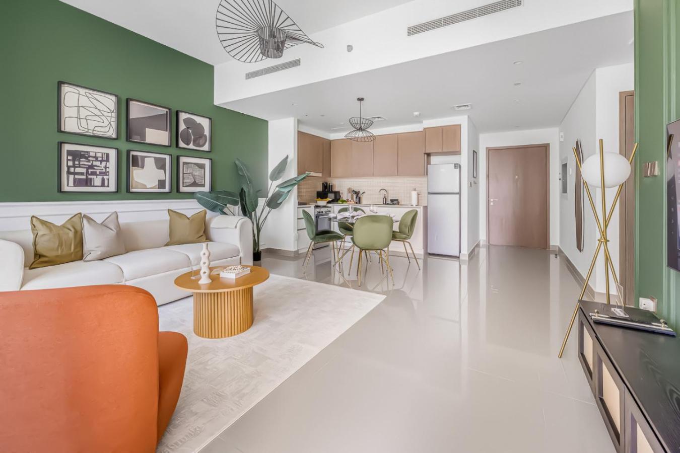 Large 1BR with Gym and Pool in Iconic Tower