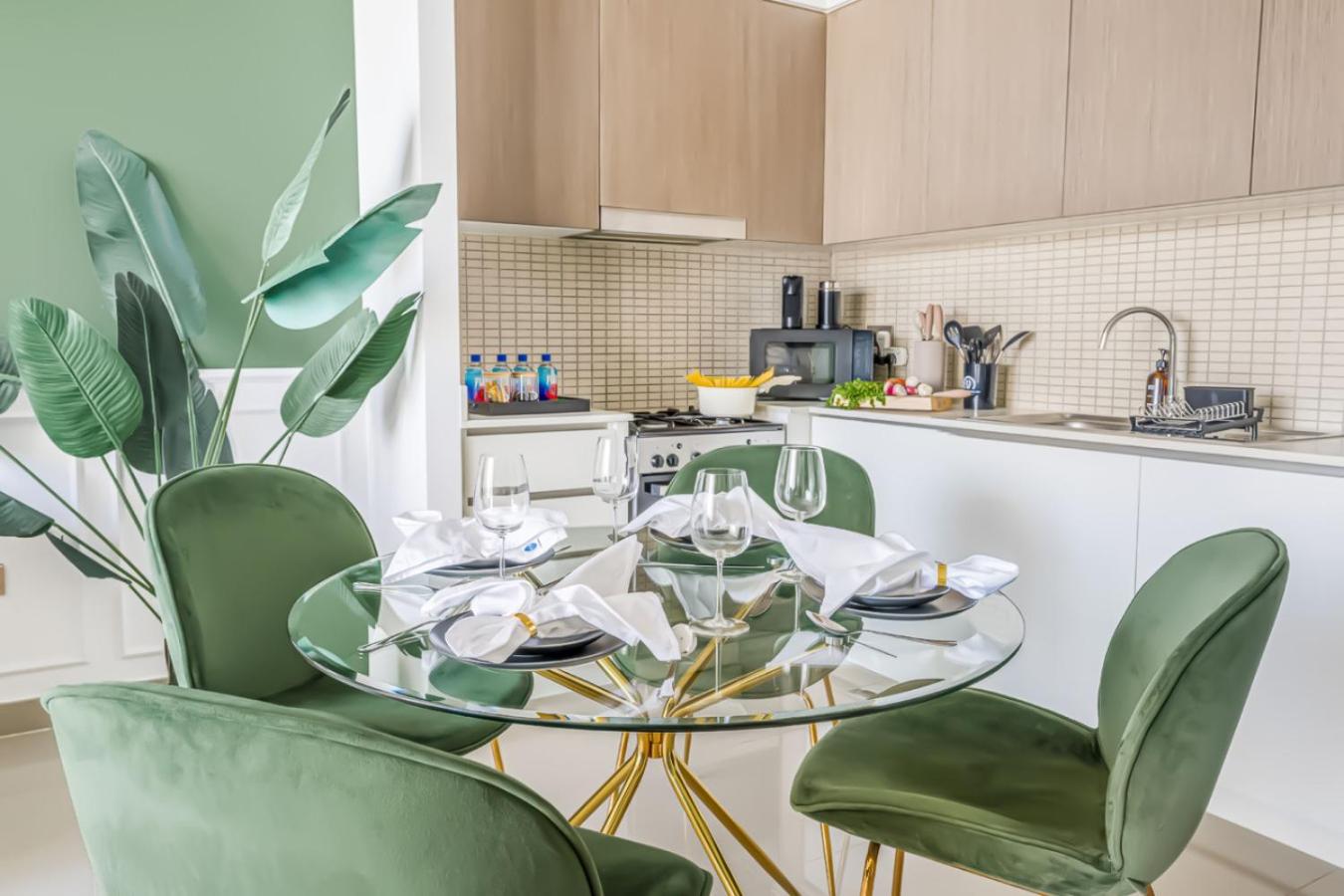 Large 1BR with Gym and Pool in Iconic Tower