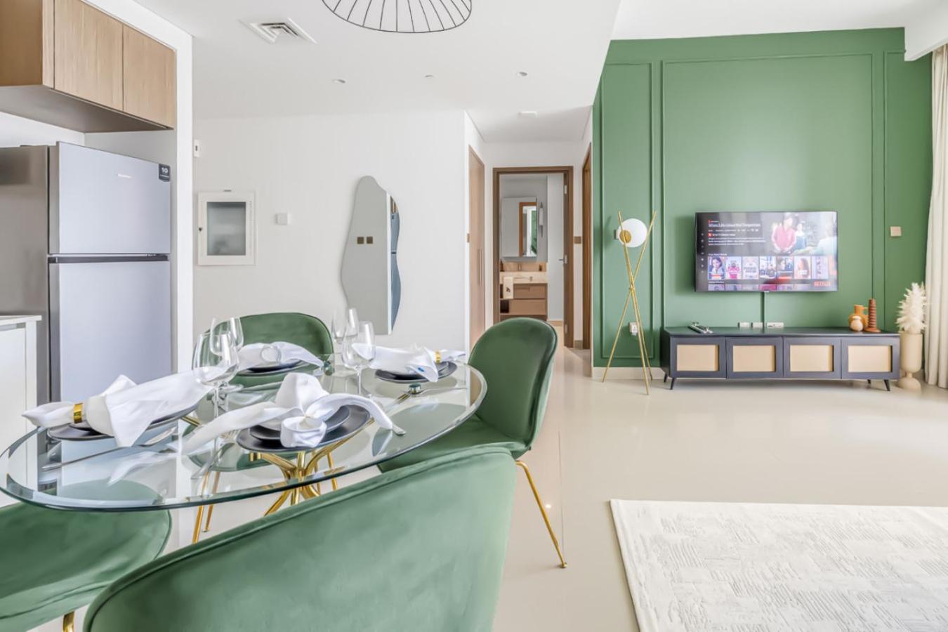 Large 1BR with Gym and Pool in Iconic Tower