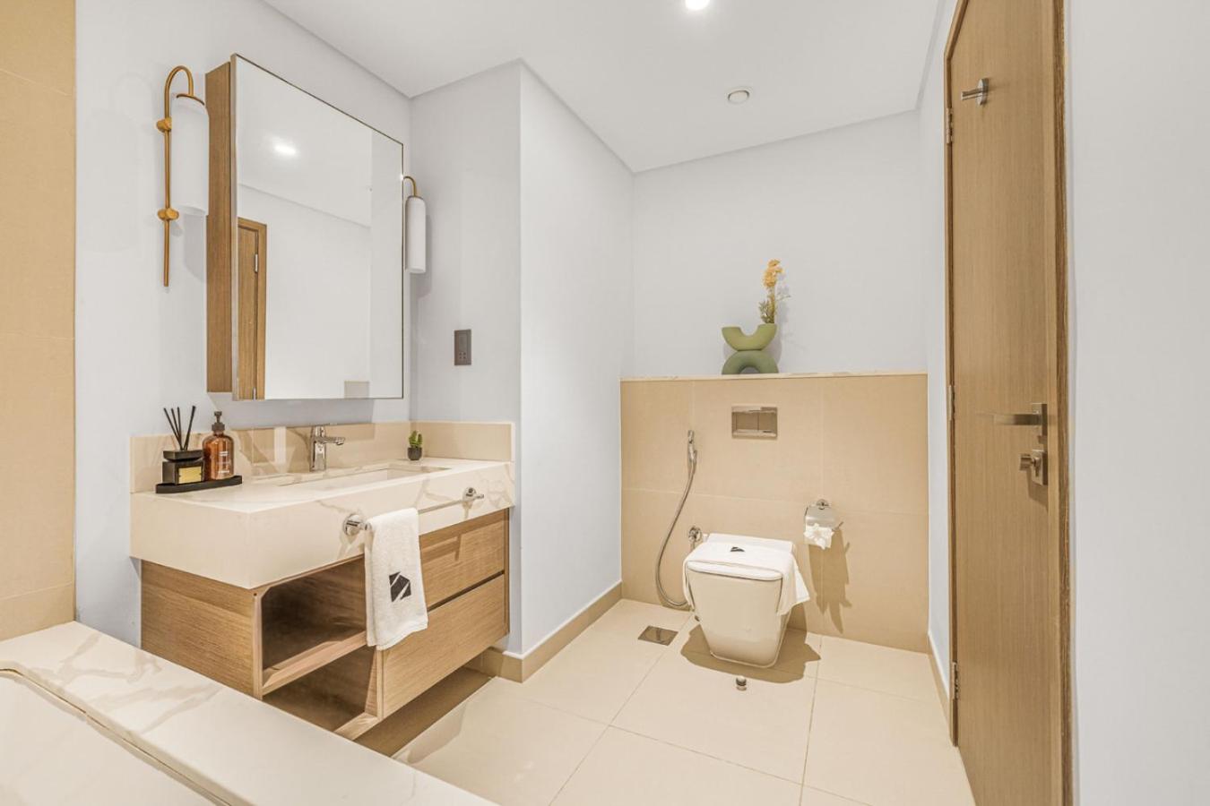 Large 1BR with Gym and Pool in Iconic Tower
