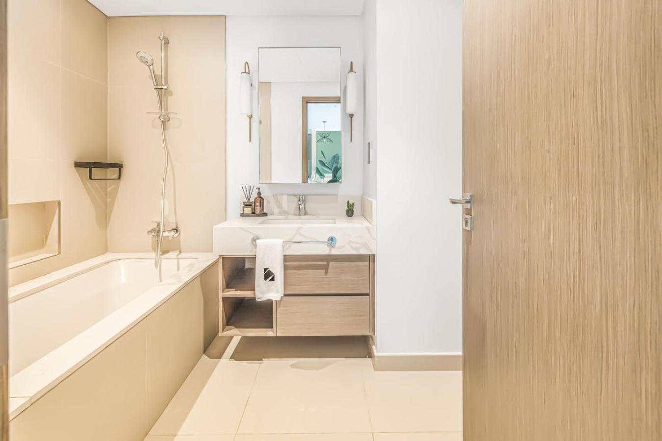 Large 1BR with Gym and Pool in Iconic Tower