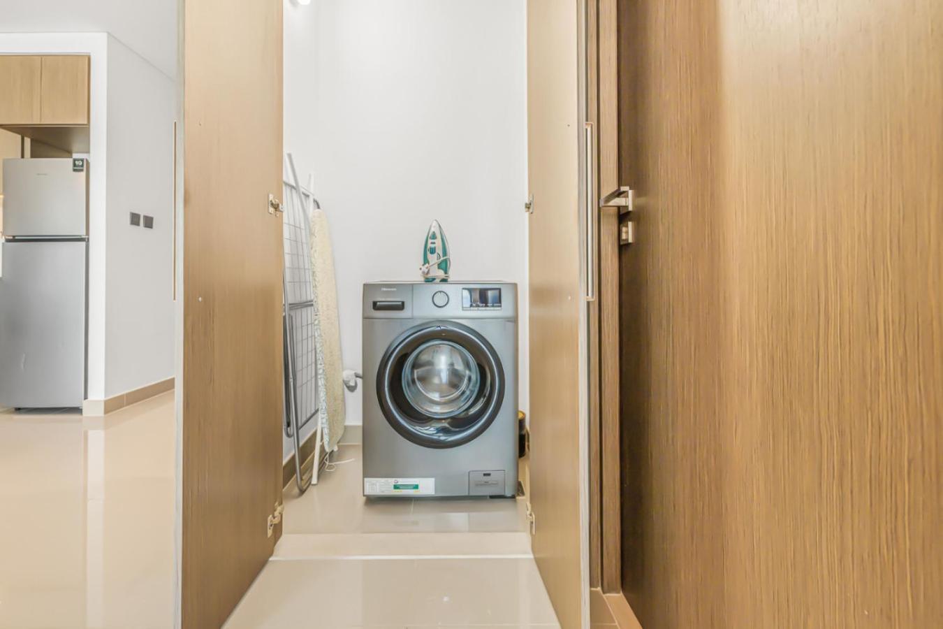Large 1BR with Gym and Pool in Iconic Tower