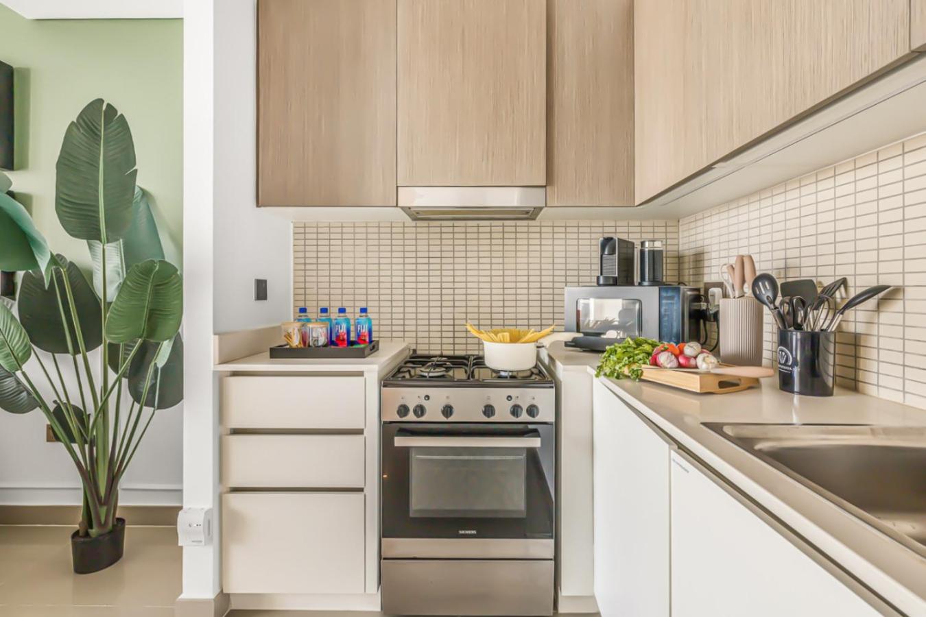 Large 1BR with Gym and Pool in Iconic Tower