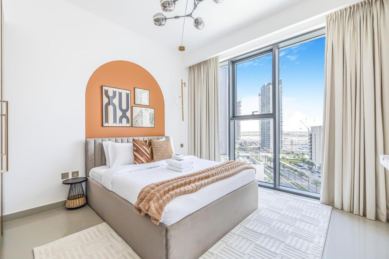 Large 1BR with Gym and Pool in Iconic Tower