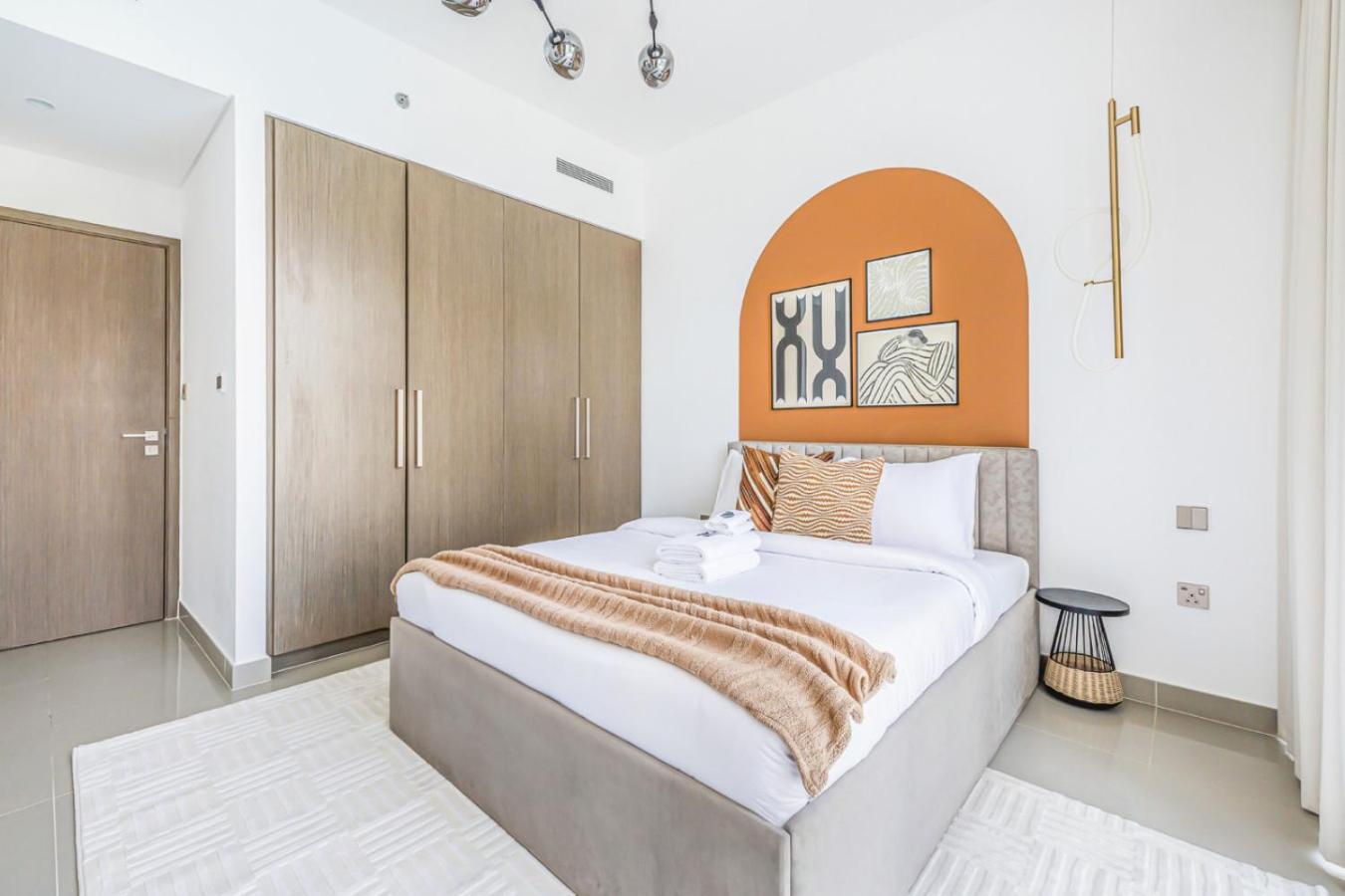 Large 1BR with Gym and Pool in Iconic Tower