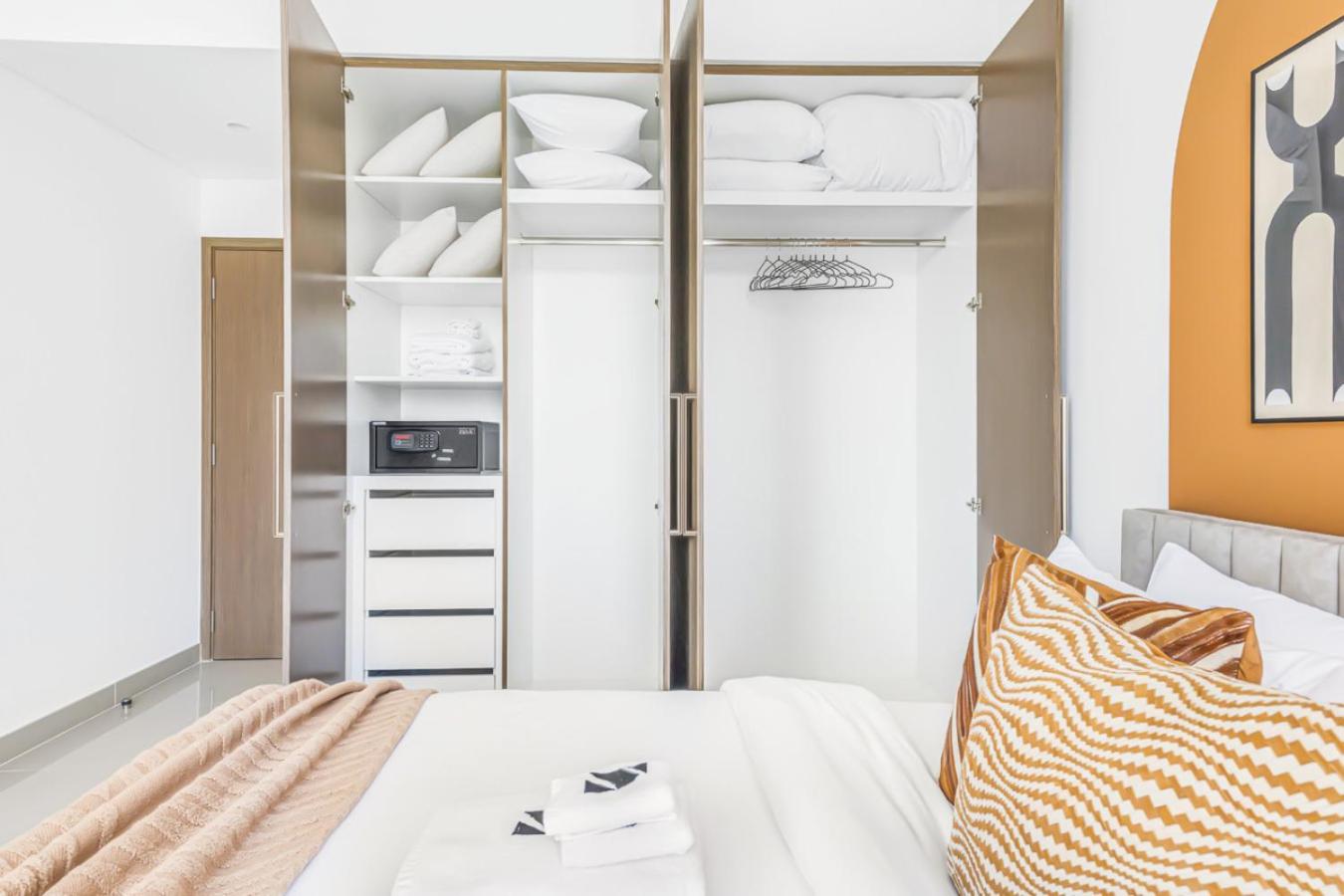 Large 1BR with Gym and Pool in Iconic Tower