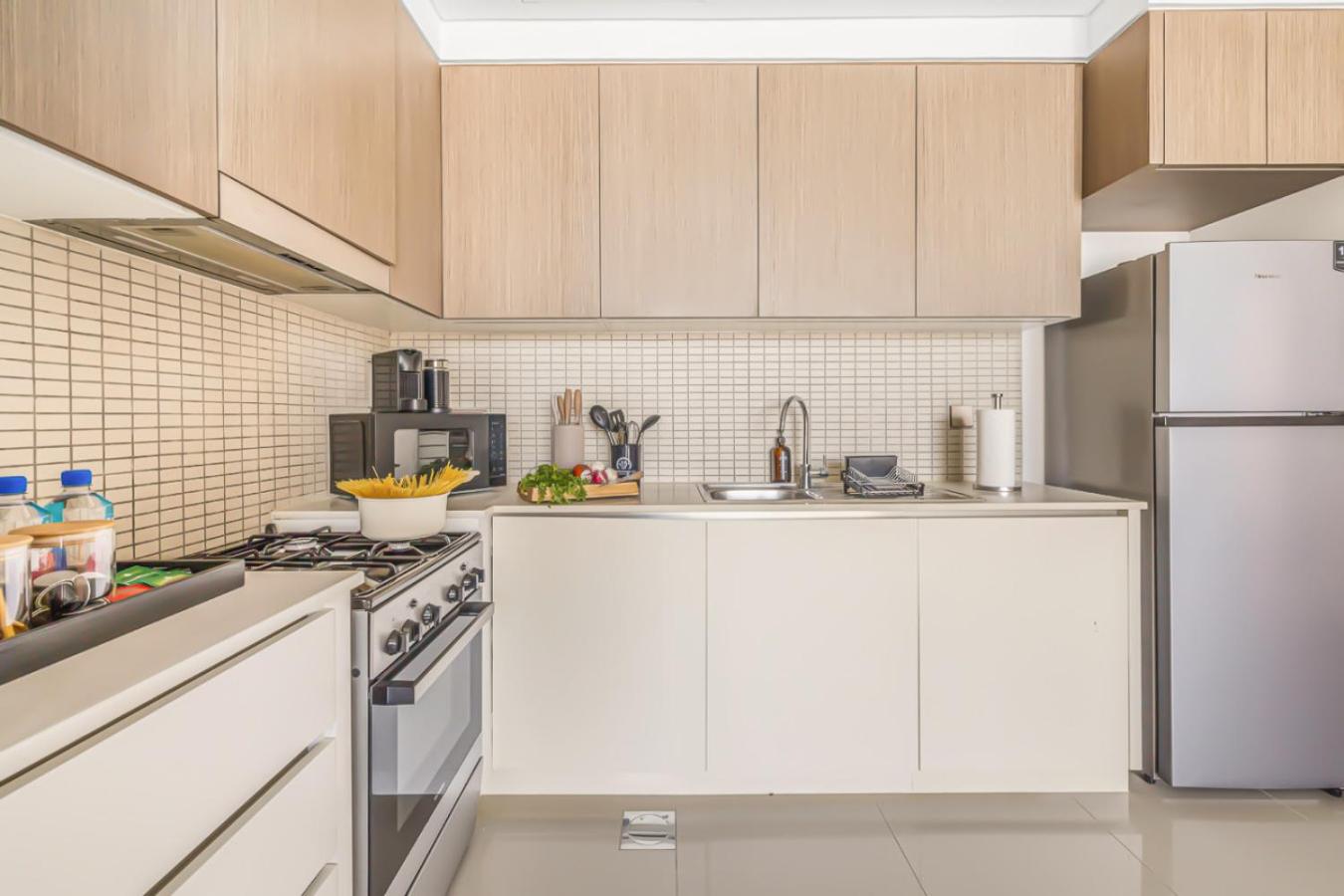 Large 1BR with Gym and Pool in Iconic Tower