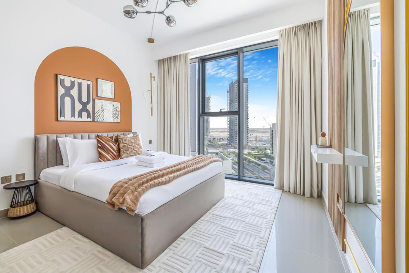 Large 1BR with Gym and Pool in Iconic Tower