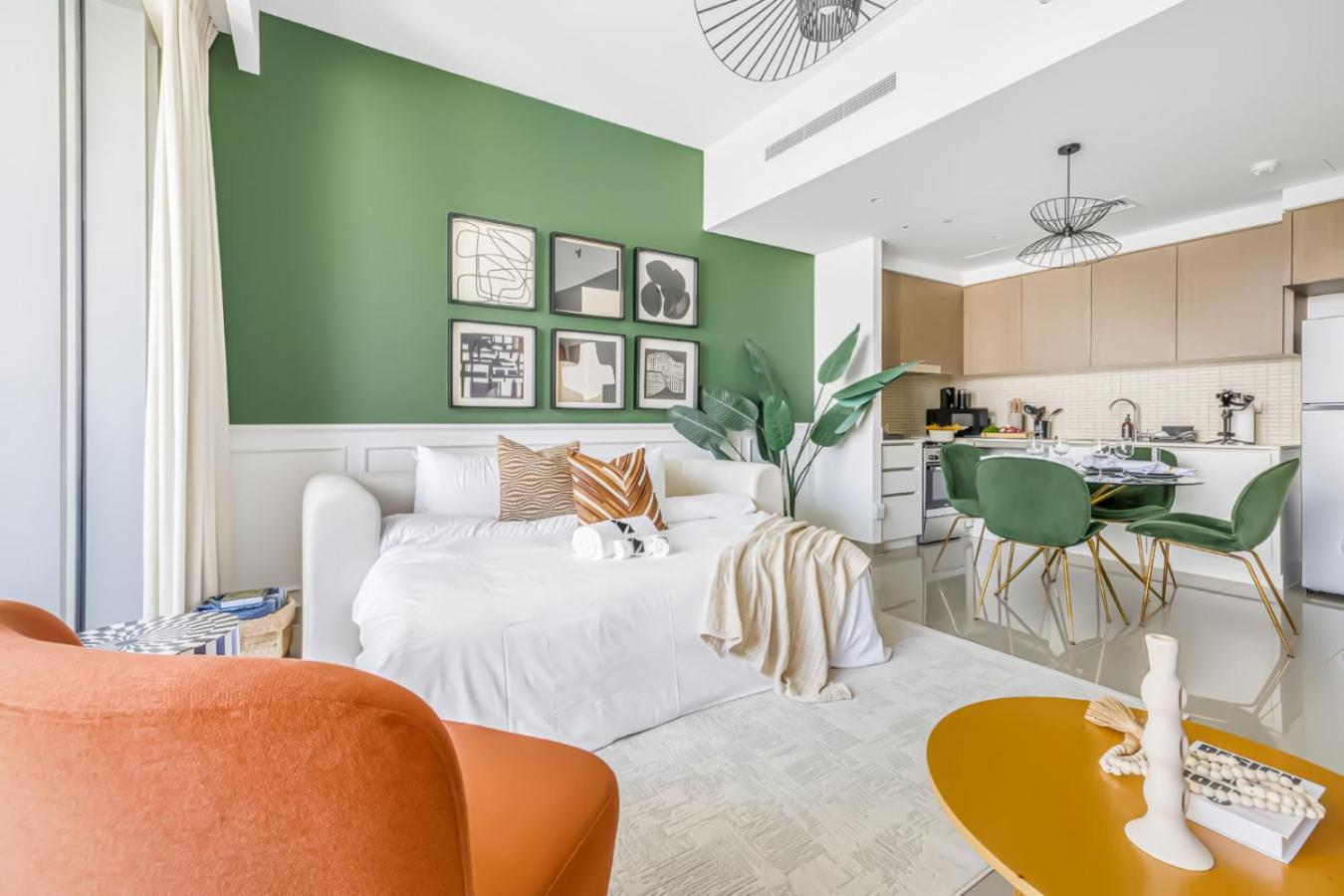 Large 1BR with Gym and Pool in Iconic Tower