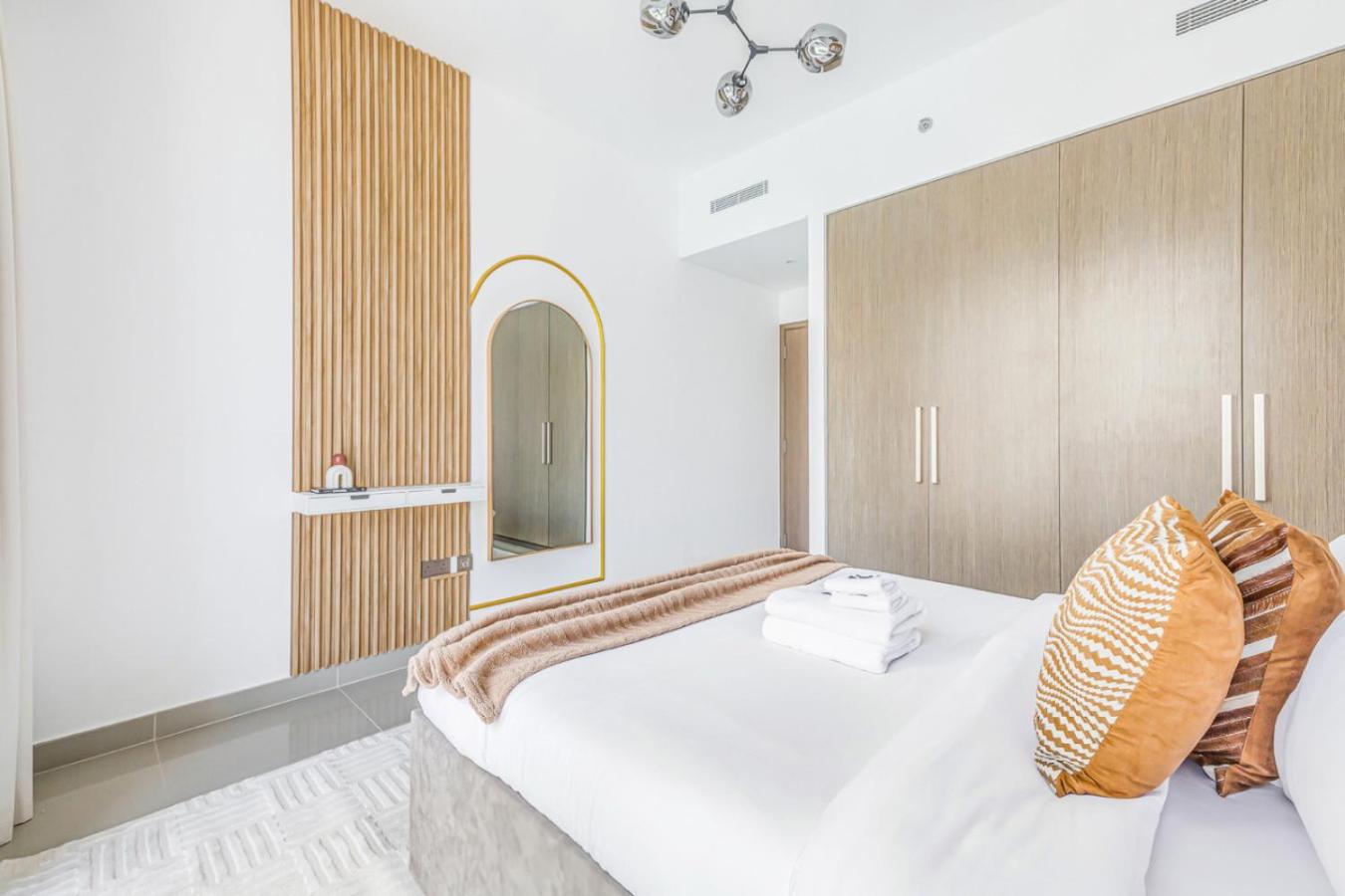 Large 1BR with Gym and Pool in Iconic Tower