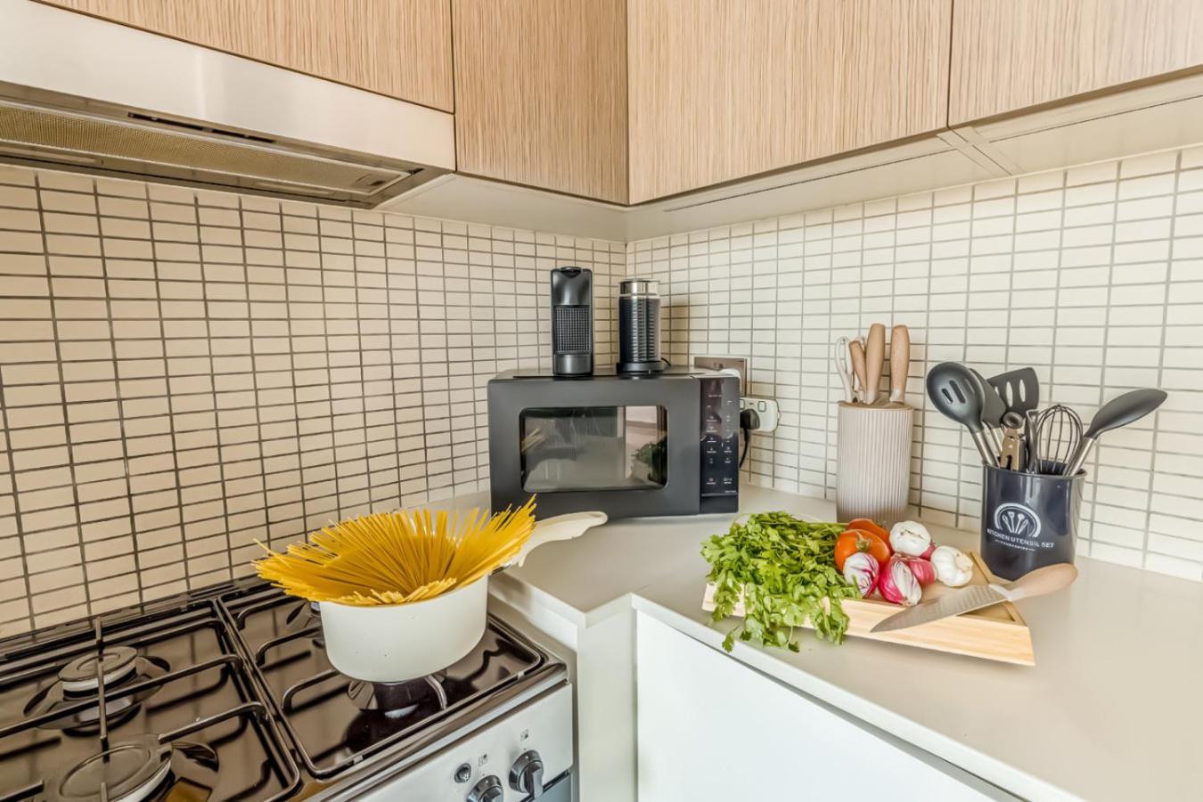 Large 1BR with Gym and Pool in Iconic Tower