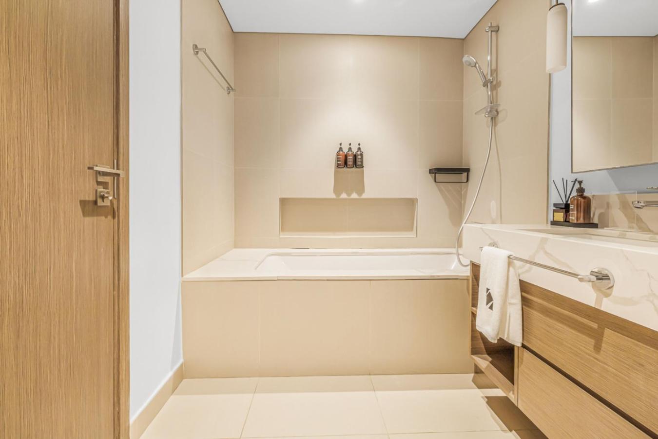 Large 1BR with Gym and Pool in Iconic Tower