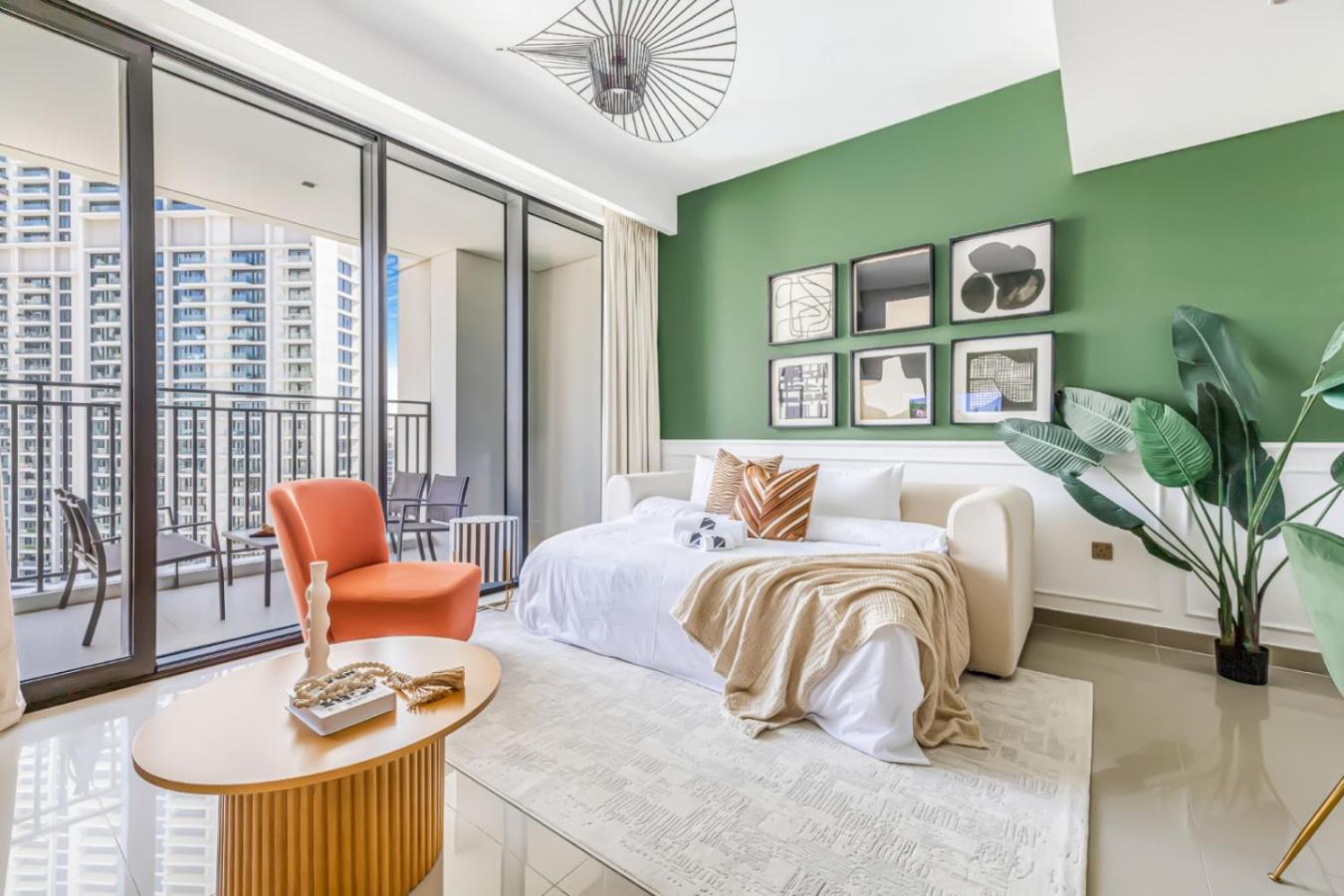 Large 1BR with Gym and Pool in Iconic Tower