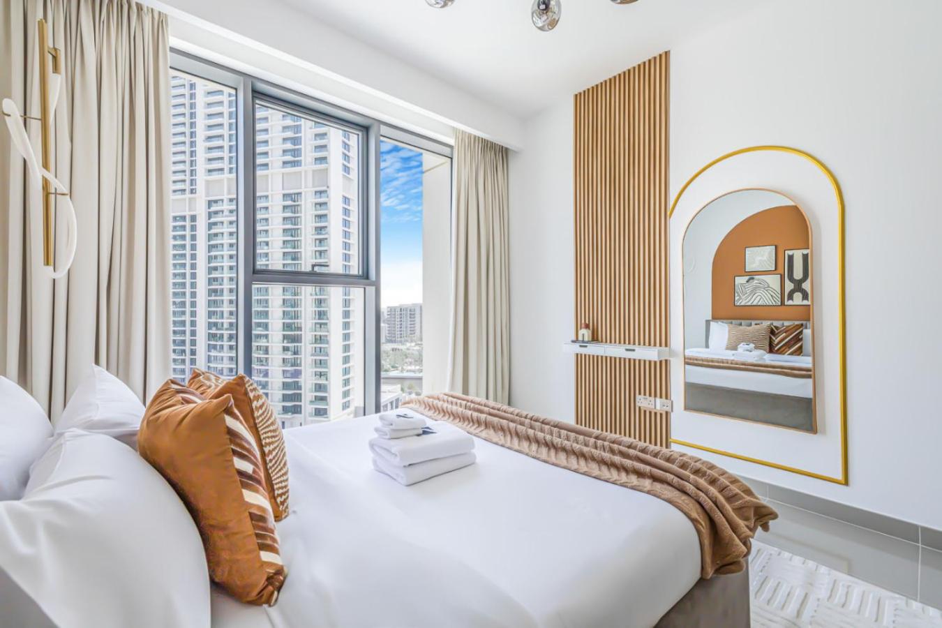 Large 1BR with Gym and Pool in Iconic Tower