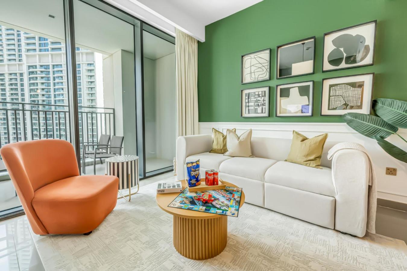 Large 1BR with Gym and Pool in Iconic Tower