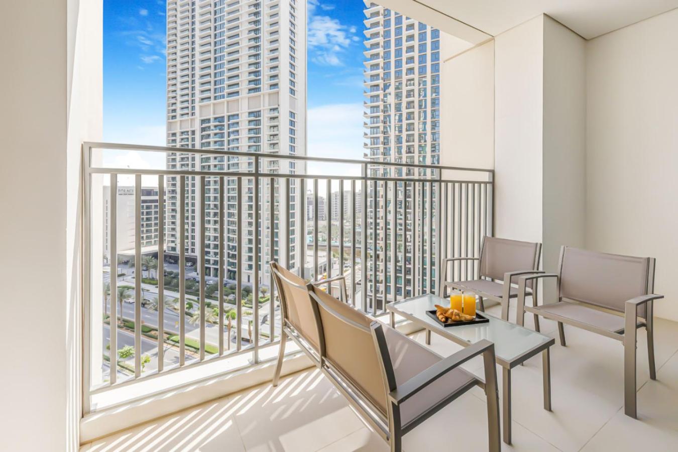 Large 1BR with Gym and Pool in Iconic Tower