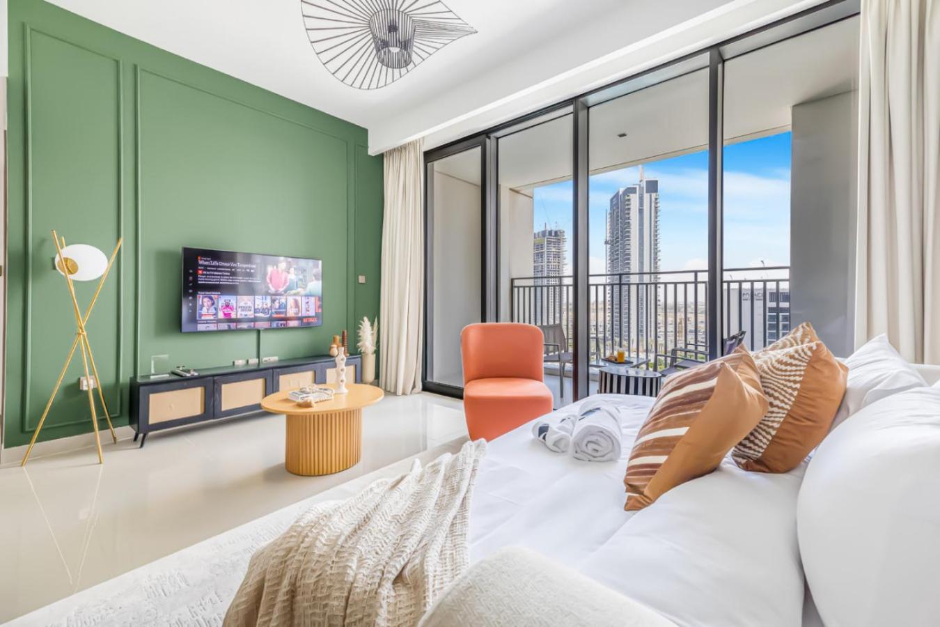 Large 1BR with Gym and Pool in Iconic Tower