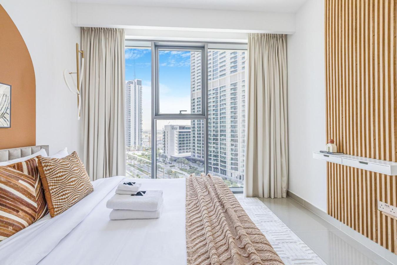 Large 1BR with Gym and Pool in Iconic Tower
