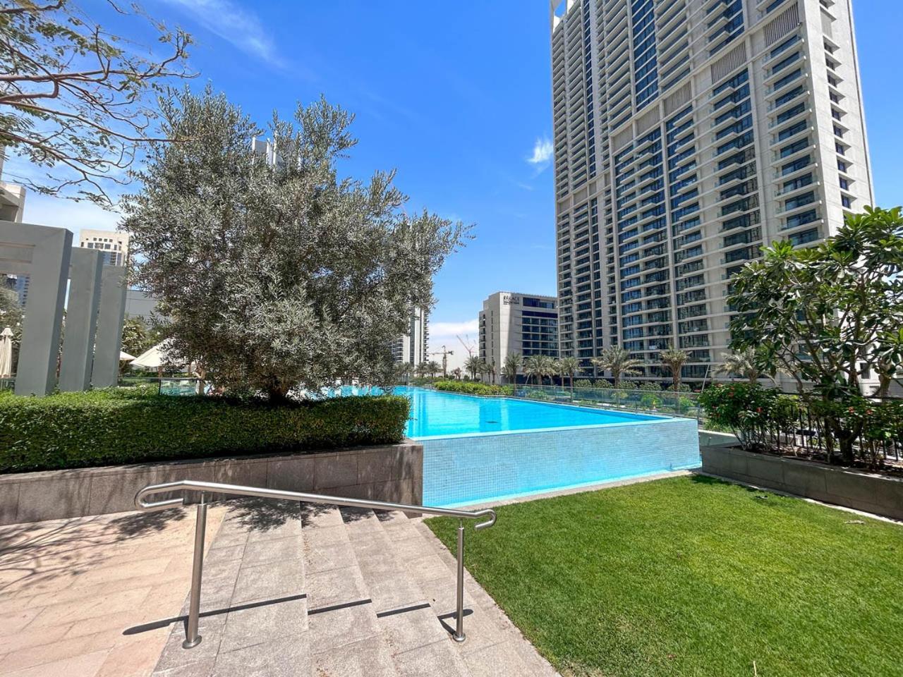 Large 1BR with Gym and Pool in Iconic Tower