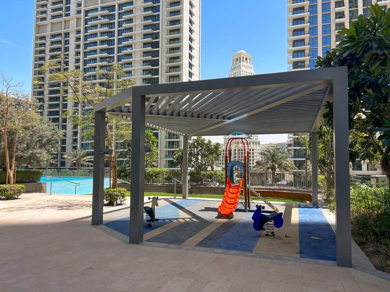 Large 1BR with Gym and Pool in Iconic Tower