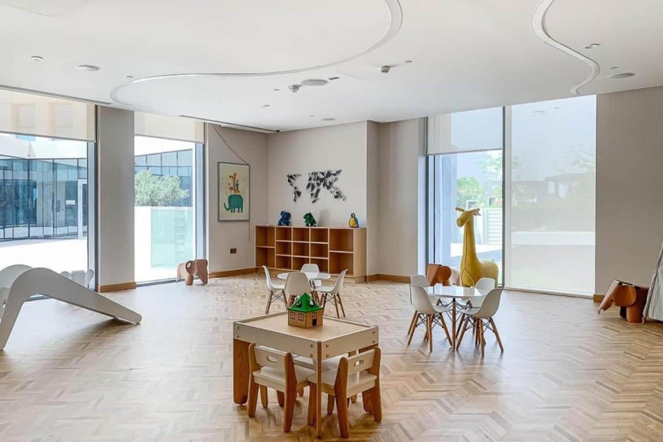 Large 1BR with Gym and Pool in Iconic Tower