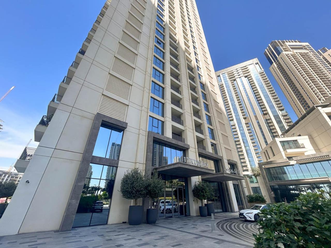 Large 1BR with Gym and Pool in Iconic Tower