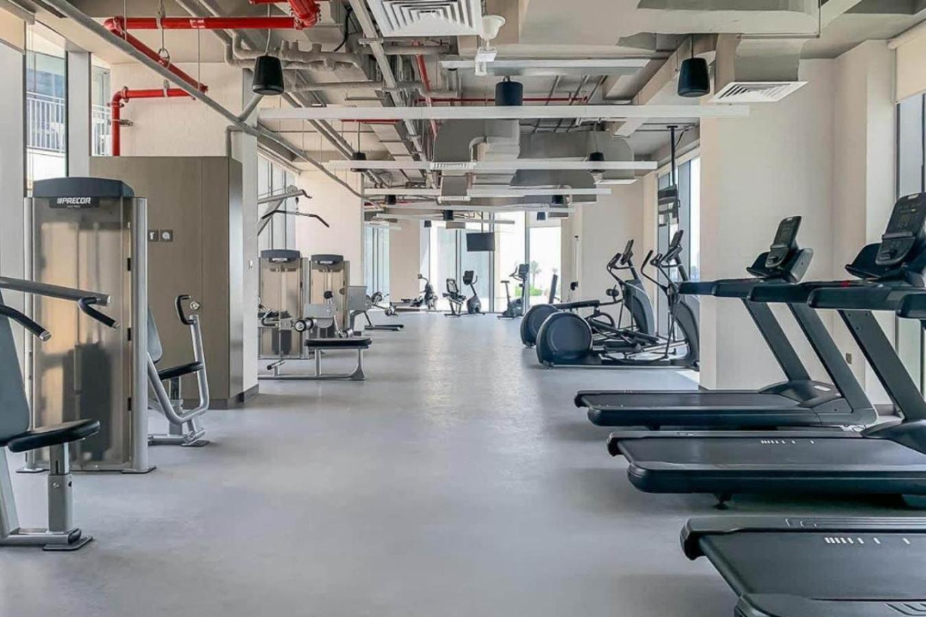 Large 1BR with Gym and Pool in Iconic Tower