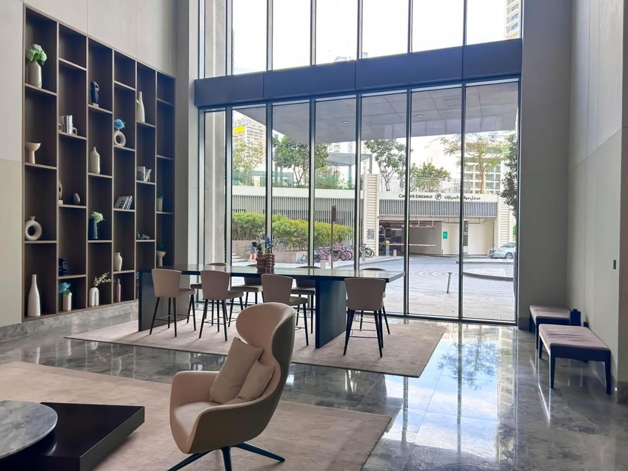 Large 1BR with Gym and Pool in Iconic Tower