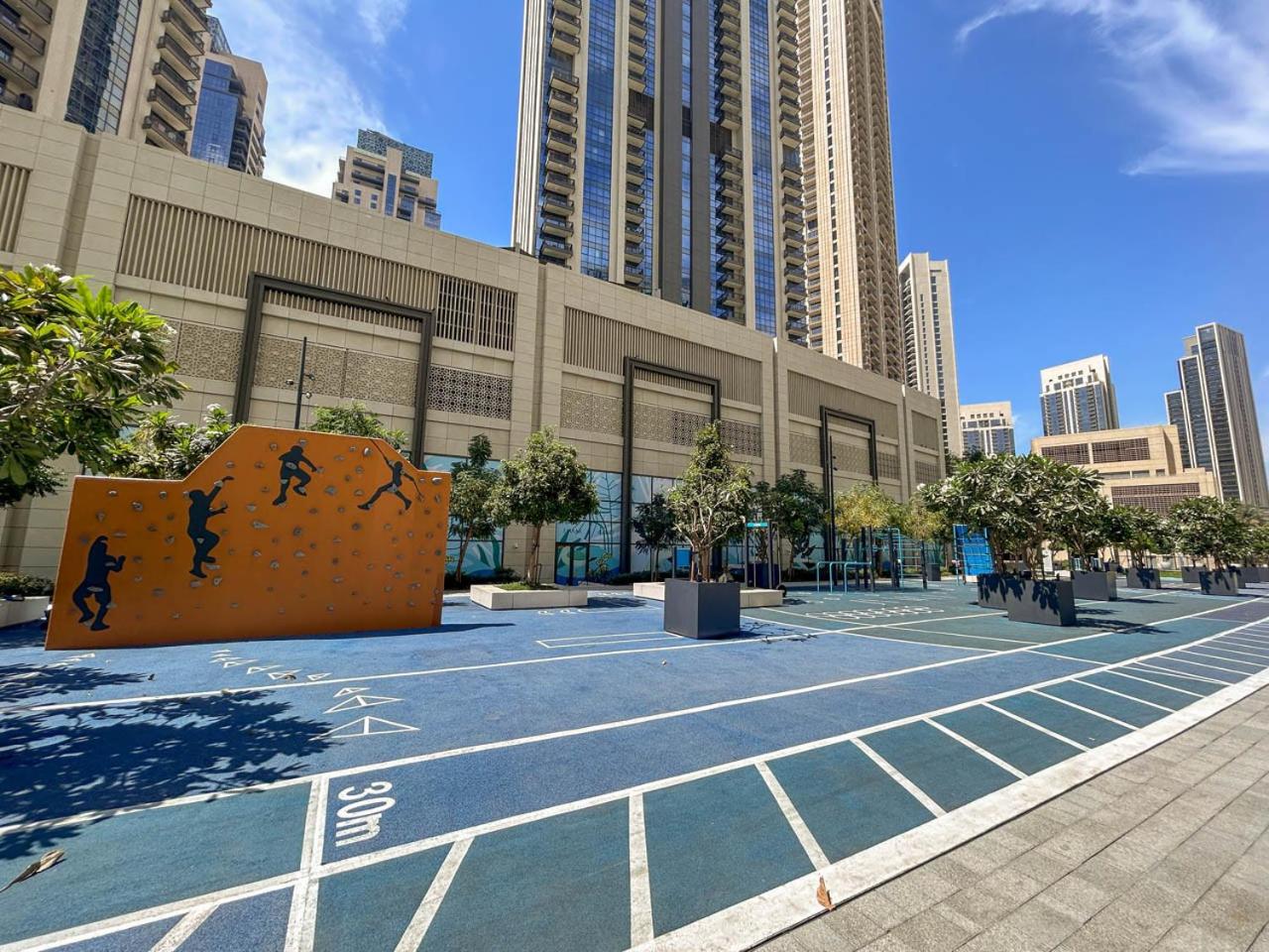 Large 1BR with Gym and Pool in Iconic Tower