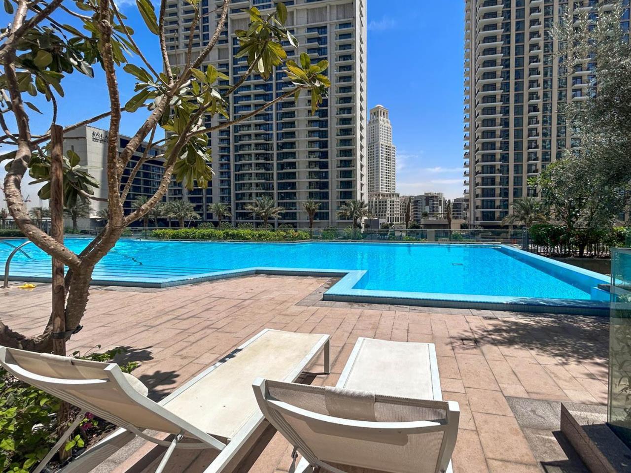 Large 1BR with Gym and Pool in Iconic Tower