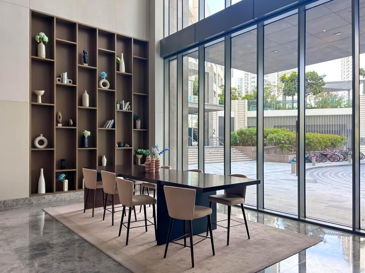 Large 1BR with Gym and Pool in Iconic Tower